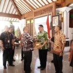 Pj Bupati Pati Serahkan SK Pensiun ASN Periode Januari-Maret 2024