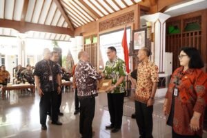 Pj Bupati Pati Serahkan SK Pensiun ASN Periode Januari-Maret 2024