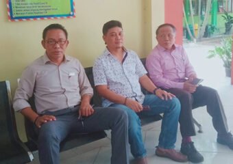 Kuhendar (tengah) didampingi Kuasa Hukumnya, Suyono, SH, dan Purwoko, SH