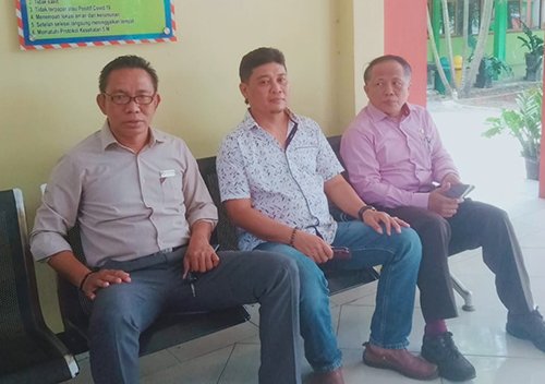 Kuhendar (tengah) didampingi Kuasa Hukumnya, Suyono, SH, dan Purwoko, SH