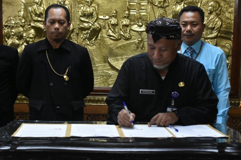 Pj Bupati Pati Henggar Budi Anggoro menandatangani NPHD Pilkada 2024