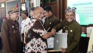 Pj Bupati Pati Serahkan Penghargaan Sekolah Adiwiyata Tahun 2023