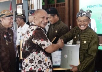 Pj Bupati Pati Serahkan Penghargaan Sekolah Adiwiyata Tahun 2023