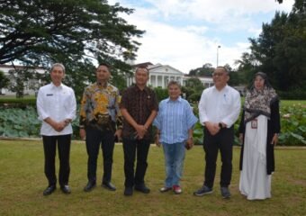 Anggota Komisi VII DPR RI Ribka Tjiptaning foto bersama di sela-sela Komisi VII DPR RI meninjau Kebun Raya Bogor, Jawa Barat, baru-baru ini. Foto : Ayu/Man