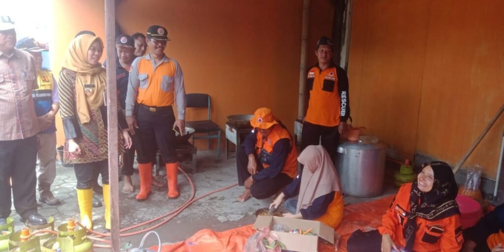 Bupati Demak Salurkan Bantuan Korban Banjir Desa Sidorejo