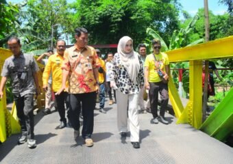 Bupati Pekalongan, Fadia Arafiq saat meresmikan Jembatan Kalijambe di Kecamatan Sragi usai direnovasi