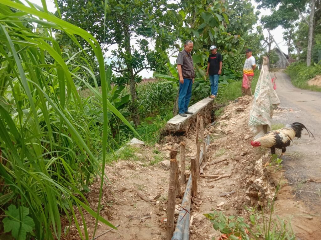 Jalan poros di Desa Tanggulangin, Kecamatan Montong yang menghubungkan Desa Dagangan, Kecamatan Parengan, Kabupaten Tuban longsor akibat tergerus genangan air menyusul hujan lebat