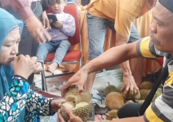 Kemeriahan Festival Durian Kenduren di alun- alun Rembang