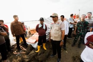 Mulai Surut, Pj Gubernur Jateng Tinjau Kondisi Banjir di Karanganyar