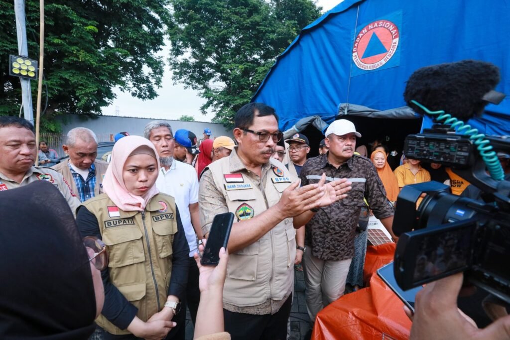 Pj Gubernur Jawa Tengah saat meninjau kejadian banjir di Kabupaten Demak