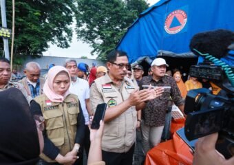 Pj Gubernur Jawa Tengah saat meninjau kejadian banjir di Kabupaten Demak