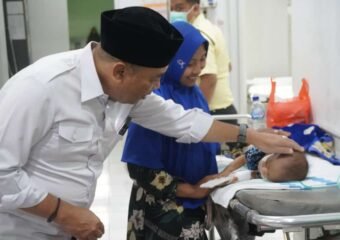 Pj. Bupati Jepara H. Edy Supriyanta saat mengunjungi pasien DBD di RSUD R.A Kartini Jepara