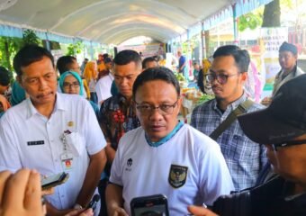 Pj. Bupati Kudus M. Hasan Chabibie didampingi Asisten Perekonomian dan Pembangunan Sekda Kudus, Kepala Dinas Pertahanan Pangan Prov. Jateng, perwakilan Bulog