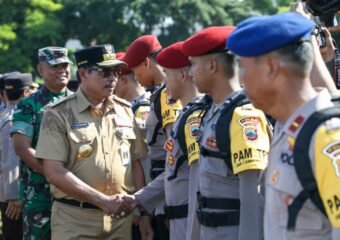 Pj. Gubernur Jawa Tengah Nana Sudjana, saat memimpin Apel Pergeseran Pasukan Pengamanan Pemilu di Lapangan Pancasila, Simpanglima, Kota Semarang