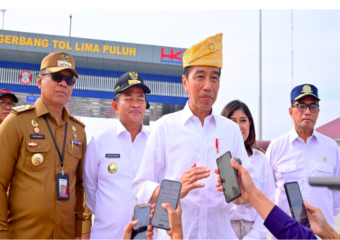 Presiden menyampaikan keterangan pers di Gerbang Tol Limapuluh, Kabupaten Batubara, Provinsi Sumatra Utara, pada Rabu, 7 Februari 2024