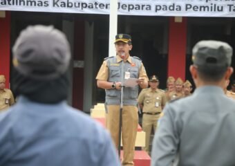 Sekda Edy Sujatmiko, saat Pengukuhan 7.824 Anggota Satlinmas