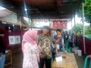 Wakil Bupati Pekalongan H. Riswadi bersama istri Nyoblos di TPS 09 Desa Gandarum