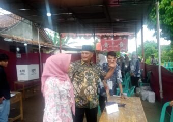 Wakil Bupati Pekalongan H. Riswadibersama istri menggunakan hak pilihnya di TPS 09 Desa Gandarum