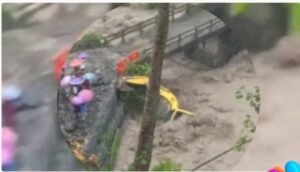 Eksavator Hanyut Terseret Air Sungai Keruh Desa Gembong Kandang Serang