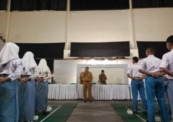 Kepala Kesbangpol Tuban, Yudi Irwanto, saat berikan pengarahan kepada peserta seleksi Paskibraka Tuban 2024. (yavid)