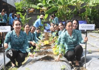 Ketua TP PKK Kota Denpasar, Ny. Sagung Antari Jaya Negara mengikuti kegiatan penanaman cabai serentak di Indonesia melalui virtual media Zoom Meeting