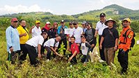 Penanaman bibit buah di kawasan lereng Kendeng