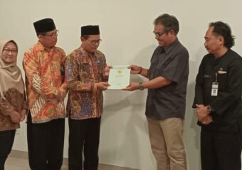 Penyerahan alih status sertifikat kepemilikan tanah KUA Kecamatan Pamotan, Kabupaten Rembang, Jawa Tengah