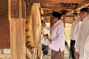 Tandai Awal Ramadhan, Pj. Bupati Kudus Tabuh Beduk di Menara Kudus