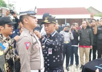 Pj Bupati Pati Henggar Budi Anggoro memimpin Apel Gelar Pasukan Ops Keselamatan Lalu Lintas Candi 2024 dan Aksi Keselamatan Jalan di Mapolresta Pati