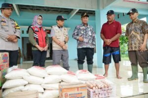 Tinjau Korban Banjir, Pj Bupati Pati Serahkan Bantuan Sembako