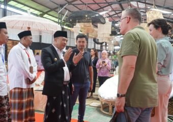 Pj. Bupati berbincang dengan dua turis yang mengunjungi pameran Jepara International Furniture Buyer Weeks (JIF-BW), di Senenan, Kecamatan Tahunan