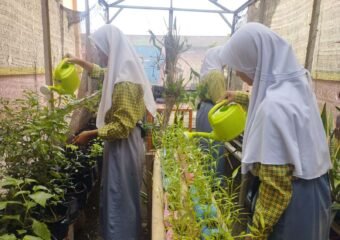 Sekolah Menengah Atas (SMA) Negeri 1 Sukakarya menerapkan program sekolah berbasis lingkungan (green school) sebagai gerakan Peduli dan Berbudaya Lingkungan Hidup di Sekolah (PBLHS) di lingkungan sekolah