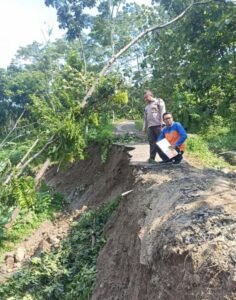 Tanah Longsor di Batang Putuskan Akses Antar Desa
