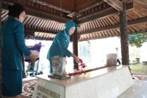 Shinta dan Jajaran Pengurus PKK Jateng Melangitkan Doa untuk Isriati Moenadi, Pencetus Gerakan PKK