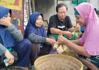 Beberapa kaum ibu yang menjajakan ketupat siap santap di Pasar Batang