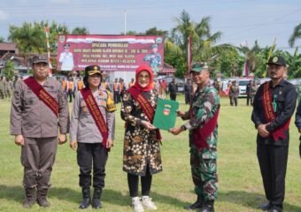 Bupati Klaten, Sri Mulyani membuka Karya Bhakti Mandiri Klaten Bersinar (KBMKB) ke-22 di lapangan Desa Pasung, Kecamatan Wedi