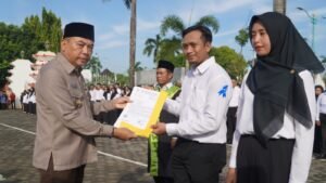 Edy Supriyanta Ambil Sumpah dan Serahkan 1098 SK PPPK Dan ASN