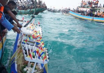 Pesta Lomban di TPI Ujungbatu dengan Prosesi Larungan Kepala Kerbau