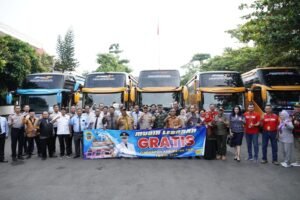 Pj Bupati Pati Berangkatkan Bus Mudik Gratis 2024