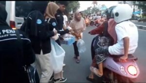 Spirit Sedekah di Bulan Ramadhan: UKM PENA dan Yayasan Aswirusani Annaba Bagikan 150 Paket Takjil