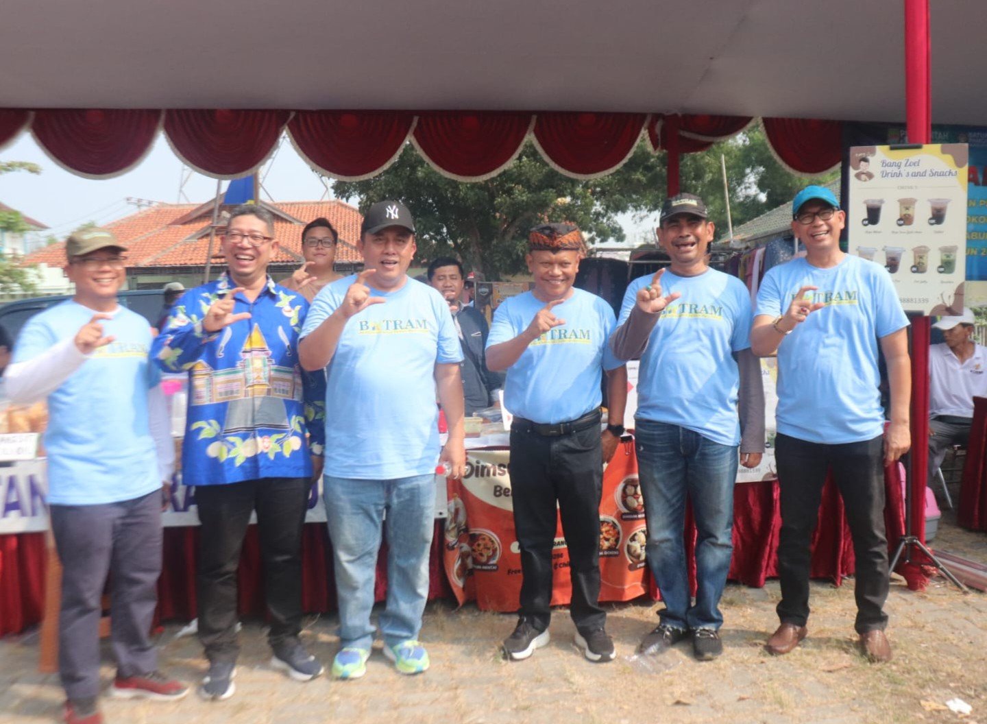 Pj Bupati Bekasi Dedy Supriyadi menghadiri acara Botram (Berkolaborasi Terus Melayani) di Halaman Kantor Kecamatan Cikarang Pusat, Desa Sukamahi