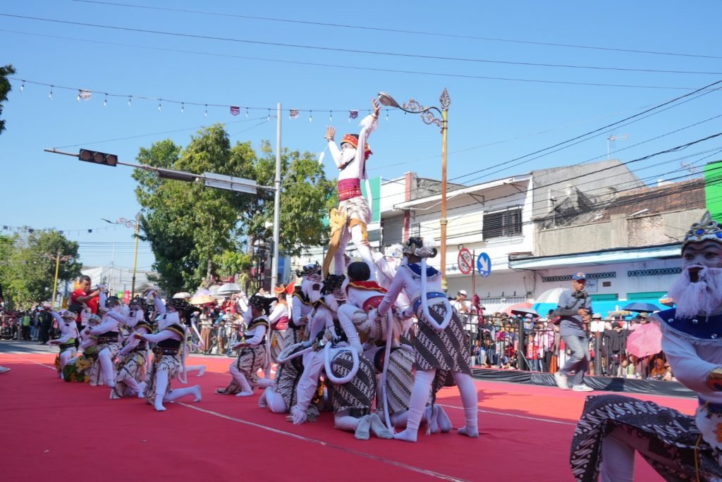 Ribuan Warga Tumpah Ruah Saksikan Kirab Budaya di Sepanjang Jalan Pemuda Klaten