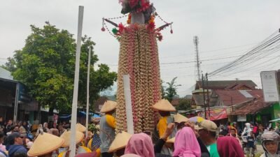 Gunungan besar dalam acara Meron di Sukolilo