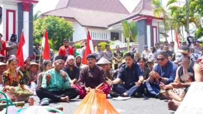 Ali Badrudin saat menemui ratusan petani yang tergabung dalam JMPPK di depan gedung DPRD