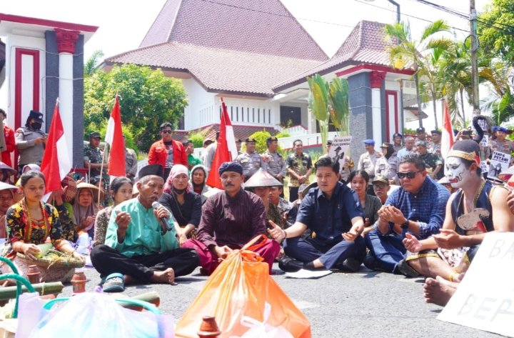 Ali Badrudin saat menemui ratusan petani yang tergabung dalam JMPPK di depan gedung DPRD