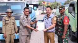 Kepala Bidang Informasi dan Komunikasi Publik (IKP) Diskominfosantik Kabupaten Bekasi, Rhamdan Nurul Ikhsan, secara simbolis menyerahkan bantuan 10.000 liter air bersih untuk warga Desa Hurip Jaya