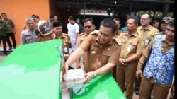 Pj. Bupati Bekasi Dedy Supriyadi melaunching program Baznas Bekasi Permata dan Bekasi Bening di Desa Wanajaya Kecamatan Cibitung