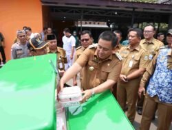 Salurkan 122.440 Rantang, Program Bekasi Permata dan Bekasi Bening Hadir di Desa Wanajaya Cibitung