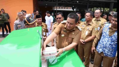 Pj. Bupati Bekasi Dedy Supriyadi melaunching program Baznas Bekasi Permata dan Bekasi Bening di Desa Wanajaya Kecamatan Cibitung