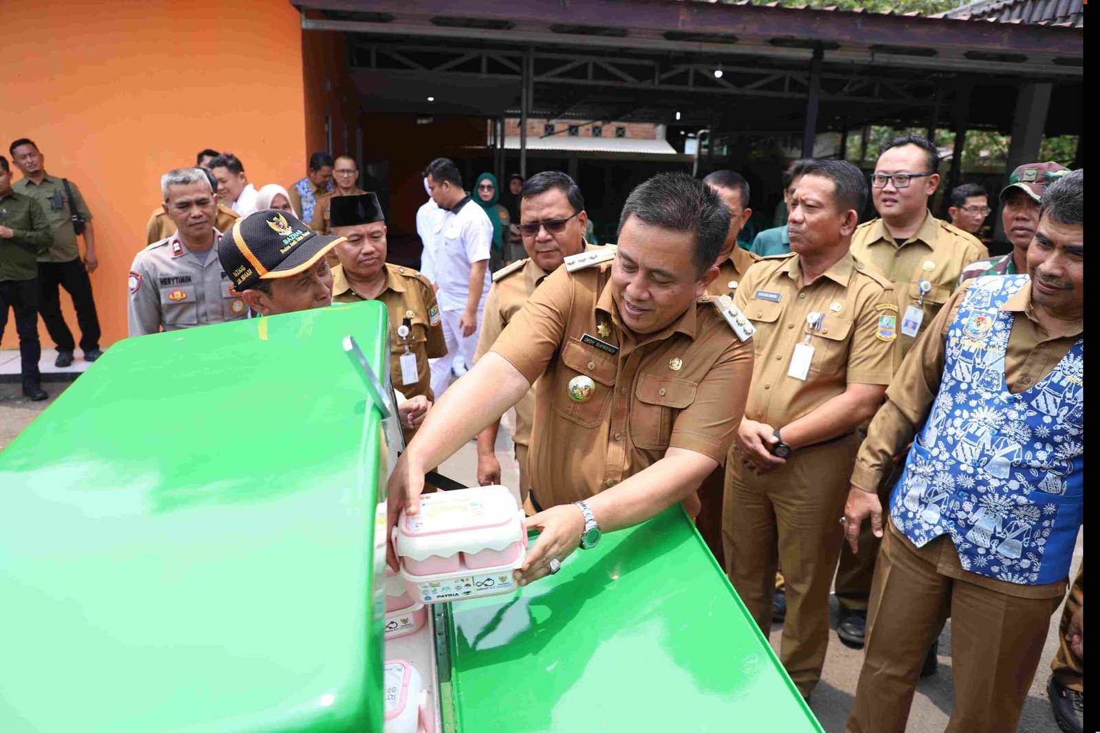 Pj. Bupati Bekasi Dedy Supriyadi melaunching program Baznas Bekasi Permata dan Bekasi Bening di Desa Wanajaya Kecamatan Cibitung